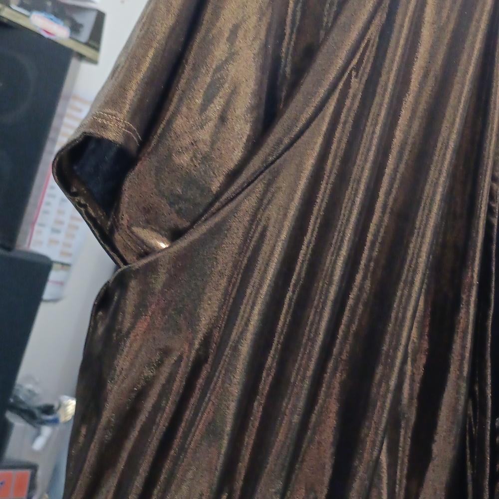 torrid Metallic Gold V-Neck Top - Picture 3 of 3